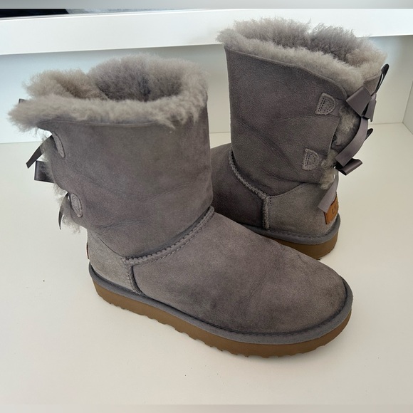 UGG Bailey Bow II - Picture 1 of 5